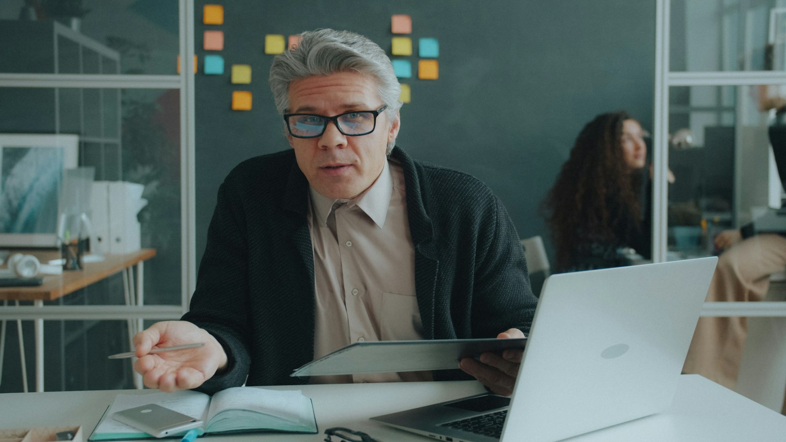 Erfahrene Führungskraft mit Tablet im modernen Büro — der CAIO zwischen Strategie und Technologie