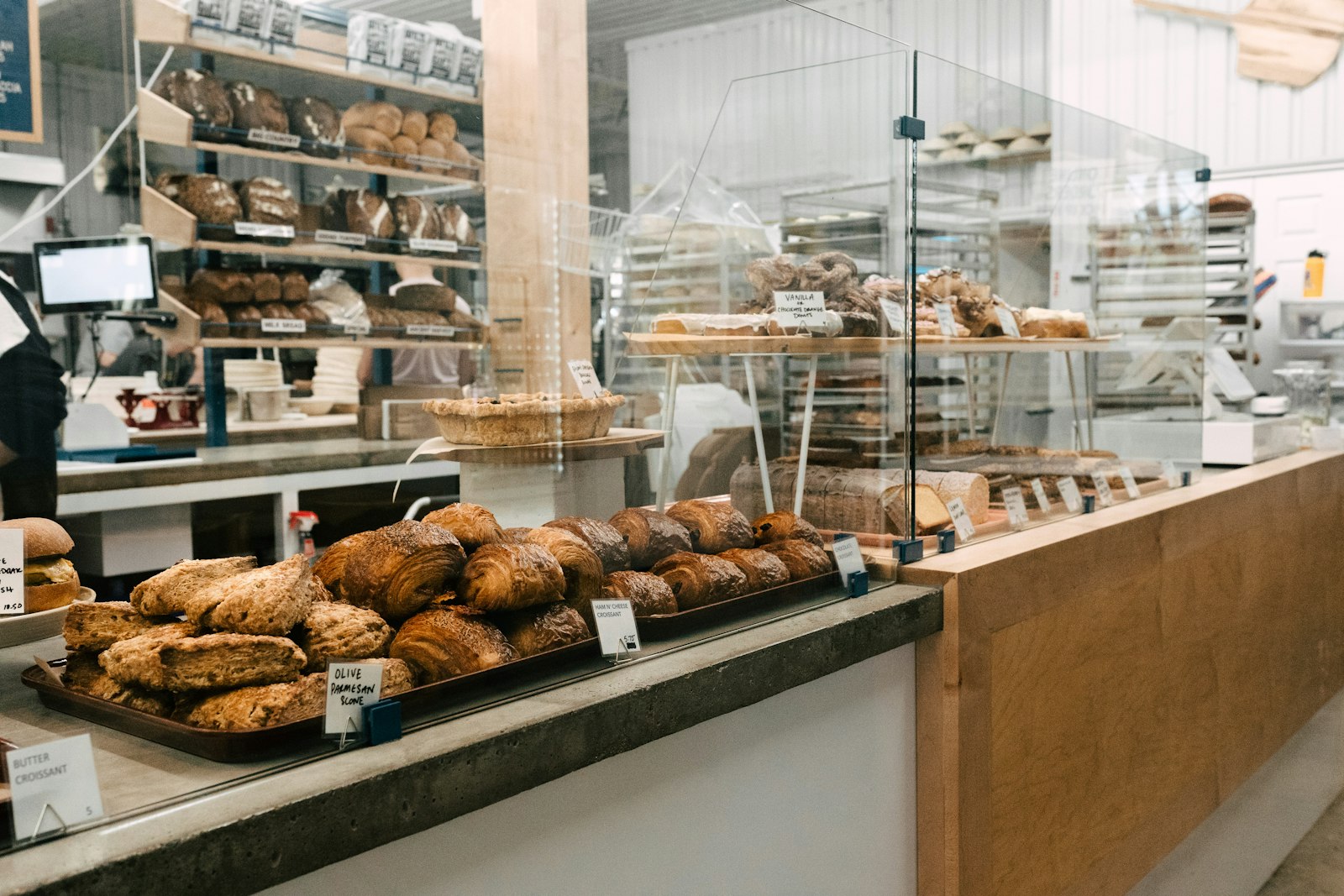 Warme Bäckerei voller frischer Backwaren — unser Praxisfall: die KI-Bäckerei